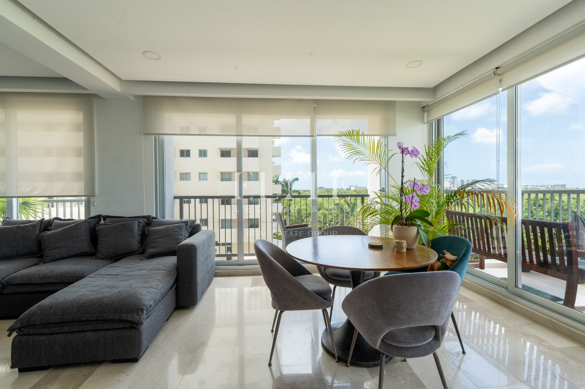 Brezza Towers, El Table